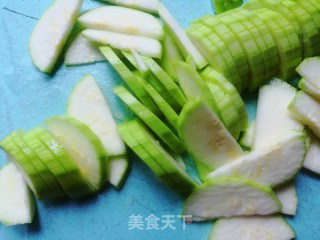 西葫芦炒鸡蛋的做法步骤：3