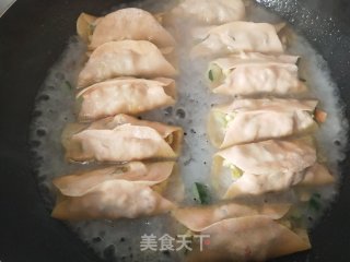 黄瓜鸡蛋馅锅贴的做法步骤：9