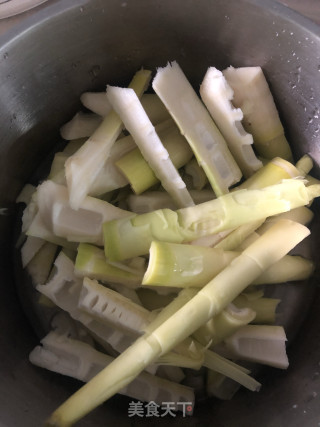醋溜笋的做法步骤：1