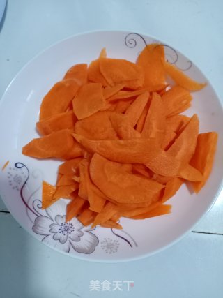 腊肉炒红萝卜的做法步骤：1