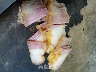 腊肉炒红萝卜的做法步骤：2
