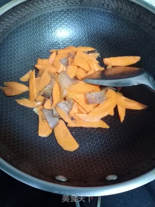 腊肉炒红萝卜的做法步骤：4