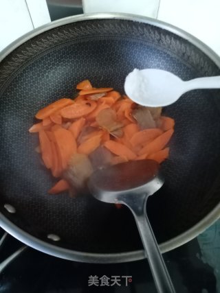 腊肉炒红萝卜的做法步骤：5