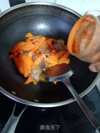腊肉炒红萝卜的做法步骤：7