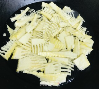 春笋炒肉的做法步骤：4