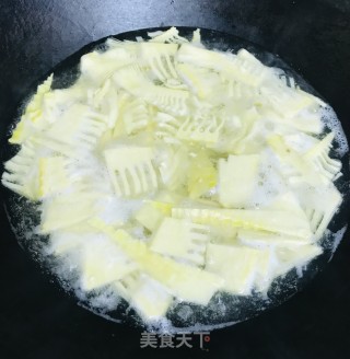 春笋炒肉的做法步骤：5