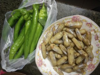 蛏子爆炒青椒的做法步骤：1