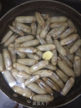 蛏子爆炒青椒的做法步骤：2