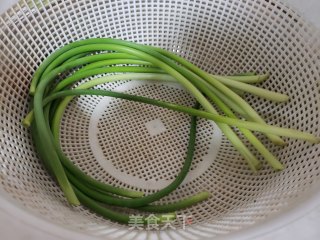 蒜苔炒枸蒲穗的做法步骤：1