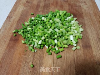 蒜苔炒枸蒲穗的做法步骤：2