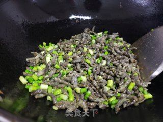 蒜苔炒枸蒲穗的做法步骤：4