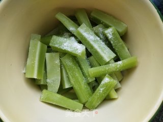酸梅泡莴笋黄瓜的做法步骤：2