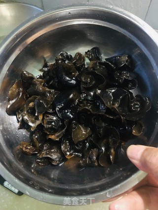 苜蓿洋葱拌木耳的做法步骤：1