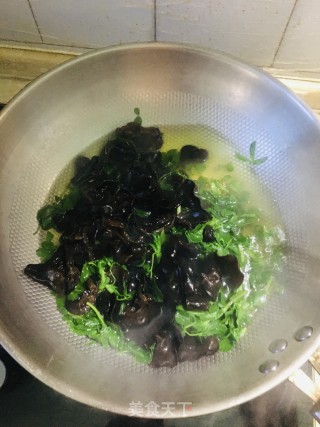 苜蓿洋葱拌木耳的做法步骤：3