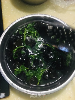 苜蓿洋葱拌木耳的做法步骤：4