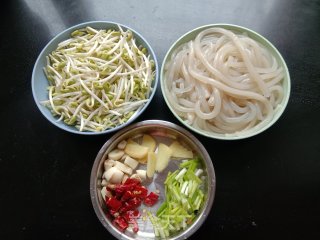 黄豆芽炒红薯粉的做法步骤：1