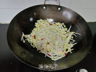 黄豆芽炒红薯粉的做法步骤：3