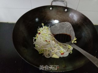 黄豆芽炒红薯粉的做法步骤：4
