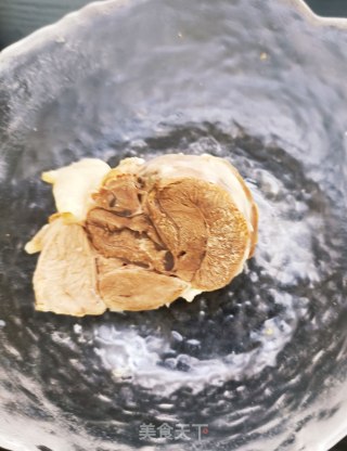 肉丁香椿拌豌豆的做法步骤：1