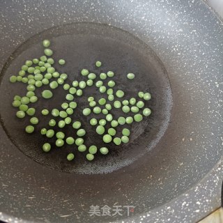 肉丁香椿拌豌豆的做法步骤：3
