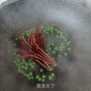 肉丁香椿拌豌豆的做法步骤：6