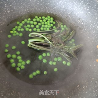 肉丁香椿拌豌豆的做法步骤：7