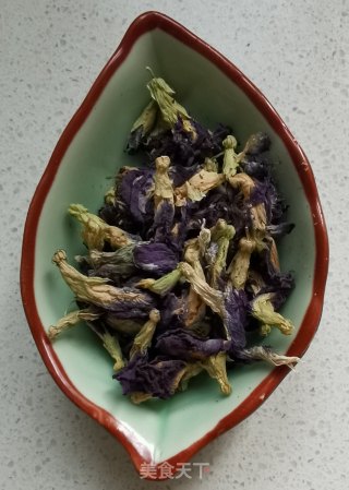 蓝色妖姬玫瑰花卷的做法步骤：1