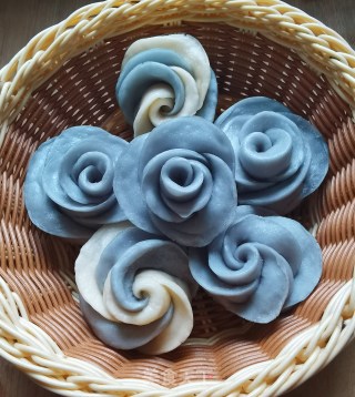 蓝色妖姬玫瑰花卷的做法步骤：18