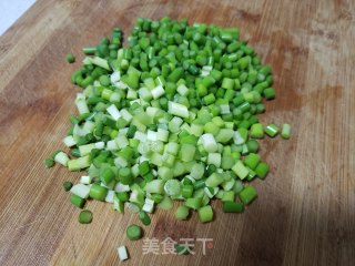 蒜苔鸭蛋炒米的做法步骤：3