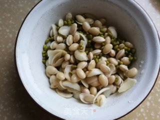 扁豆绿豆百合粥的做法步骤：1