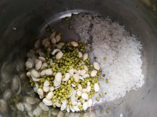 扁豆绿豆百合粥的做法步骤：2