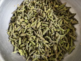 蒜瓣辣椒炒楮桃穗的做法步骤：1
