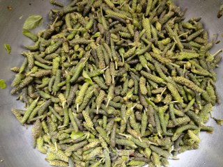 蒜瓣辣椒炒楮桃穗的做法步骤：4