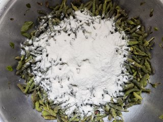 蒜瓣辣椒炒楮桃穗的做法步骤：5