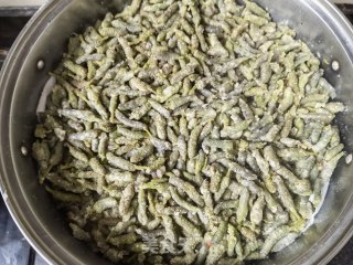 蒜瓣辣椒炒楮桃穗的做法步骤：8