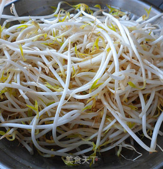 肉丝炒绿豆芽的做法步骤：1
