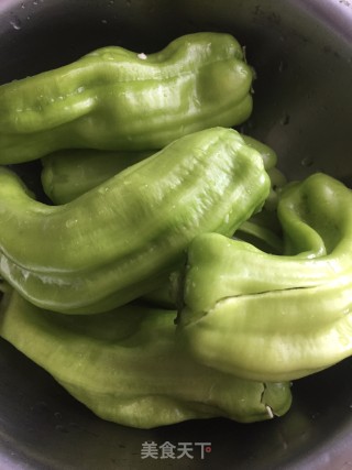 虎皮青椒的做法步骤：1
