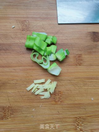 油菜炒粉条的做法步骤：3
