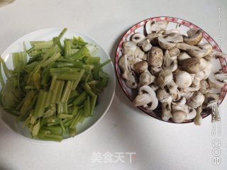 芹菜蘑菇烧鸡的做法步骤：1