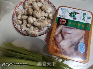 芹菜蘑菇烧鸡的做法步骤：2