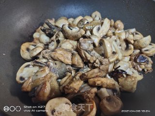 芹菜蘑菇烧鸡的做法步骤：3