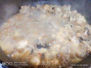 芹菜蘑菇烧鸡的做法步骤：5
