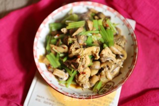 芹菜蘑菇烧鸡的做法步骤：7