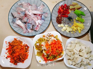 麻辣酸菜豆腐鱼的做法步骤：1