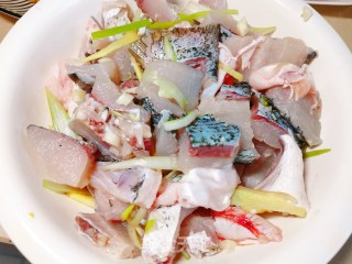 麻辣酸菜豆腐鱼的做法步骤：2