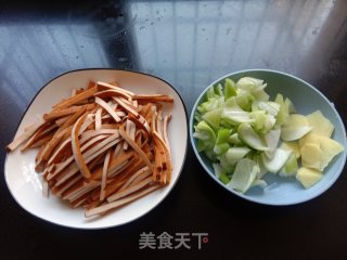 大葱炒香干的做法步骤：1