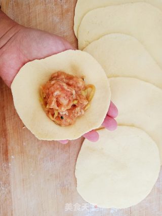 玉米面鲜肉包的做法步骤：12