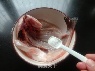干烤鲈鱼的做法步骤：1