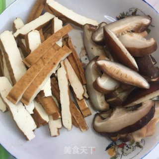 香菇香干炒白菜的做法步骤：1