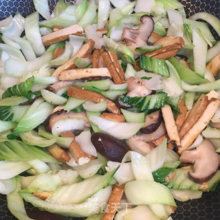 香菇香干炒白菜的做法步骤：4